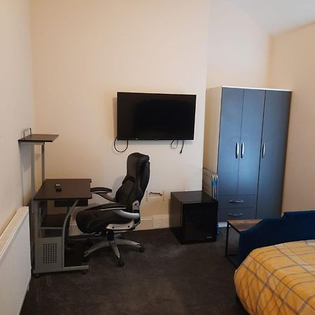 Lovely Bedroom With Shared Kitchen & Bathroom Free Parking Walsall Exterior photo